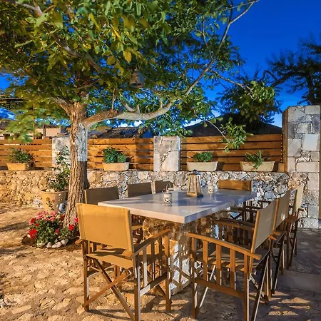 Villa Callisto- Elegant Restored With Pool Yírion